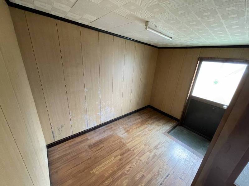 勝手口兼物干し場。雨の日でも安心です。