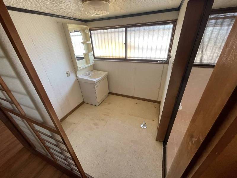 広々な洗面・脱衣場。洗濯機を置いても広さ十分です。