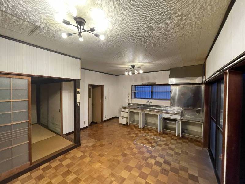 おしゃれな照明が出迎えるキッチン。