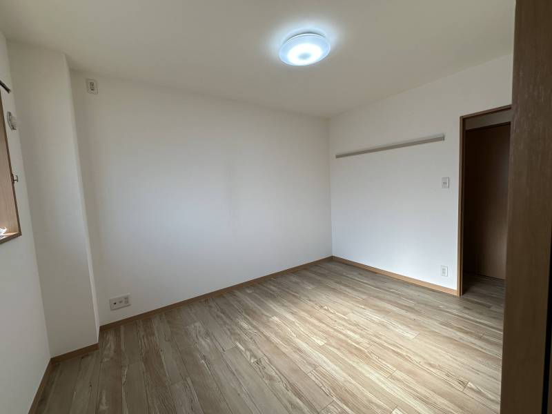もうひと部屋の洋室です。