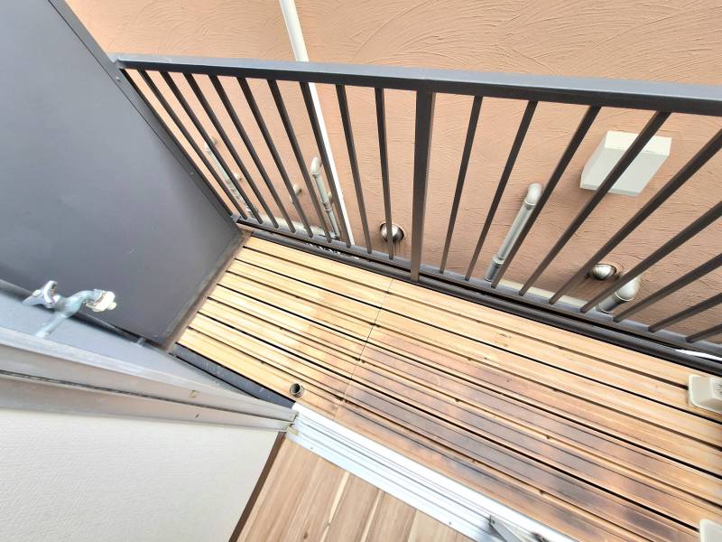 ベランダ&amp;洗濯機置き場、お隣とは目が合わない造り