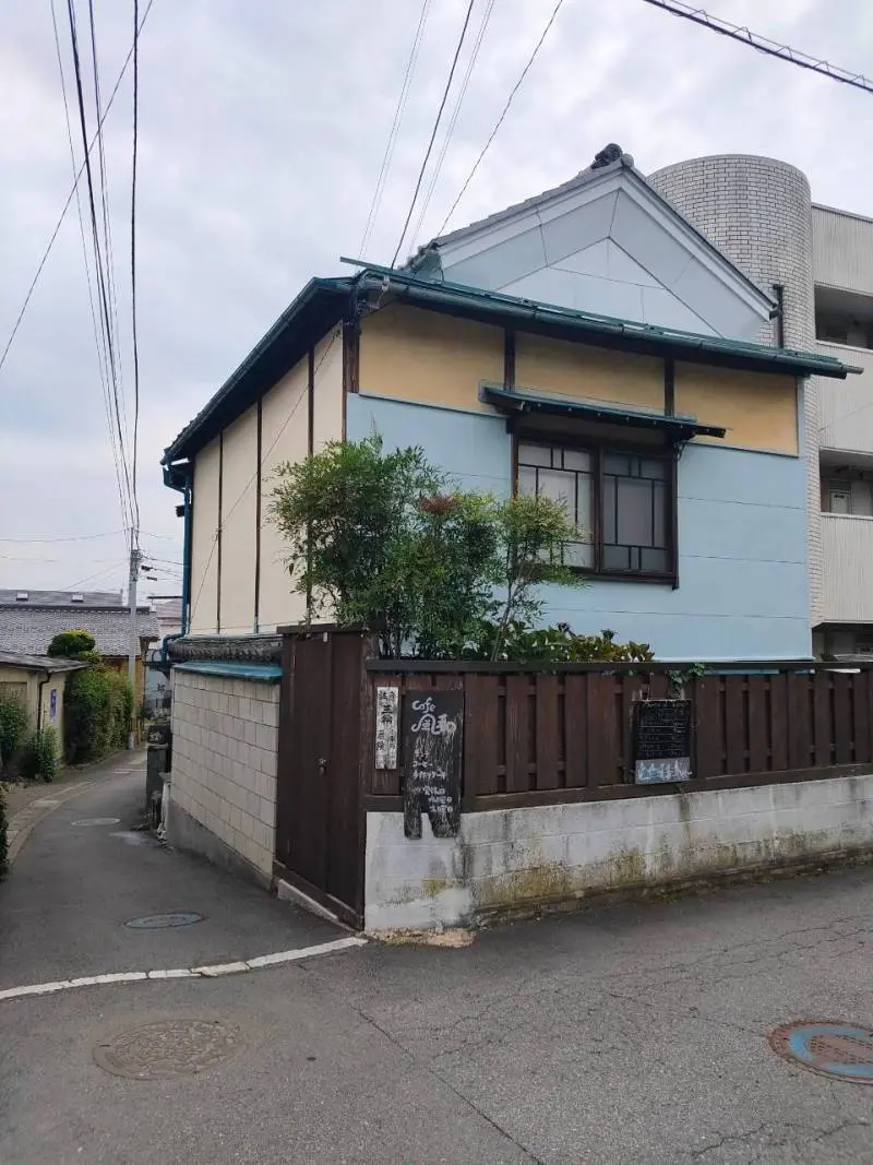 徒歩1分のところにおしゃれなカフェございます♪