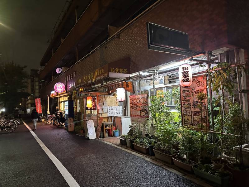 ほっともっとなど弁当店、安い定食屋も多いエリア