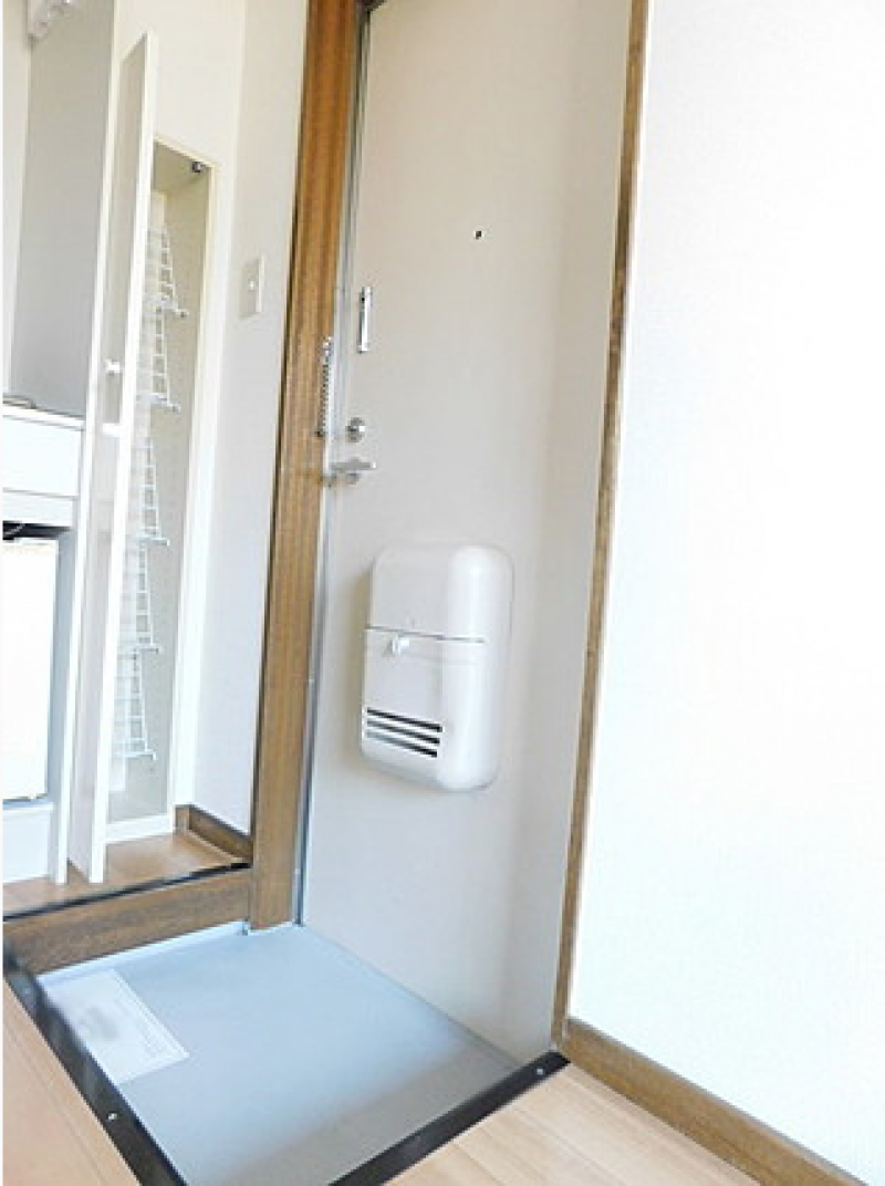 便利なシューズストッカーと明るい玄関