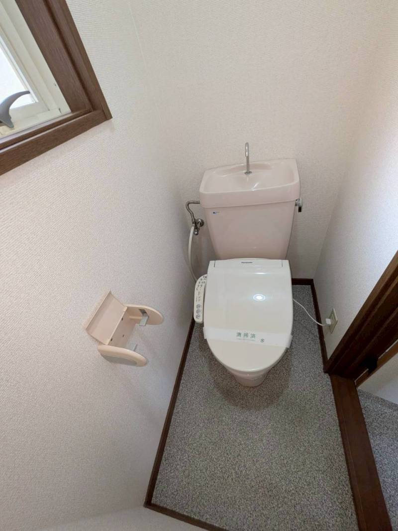 トイレ　ウォッシュレット付になります。