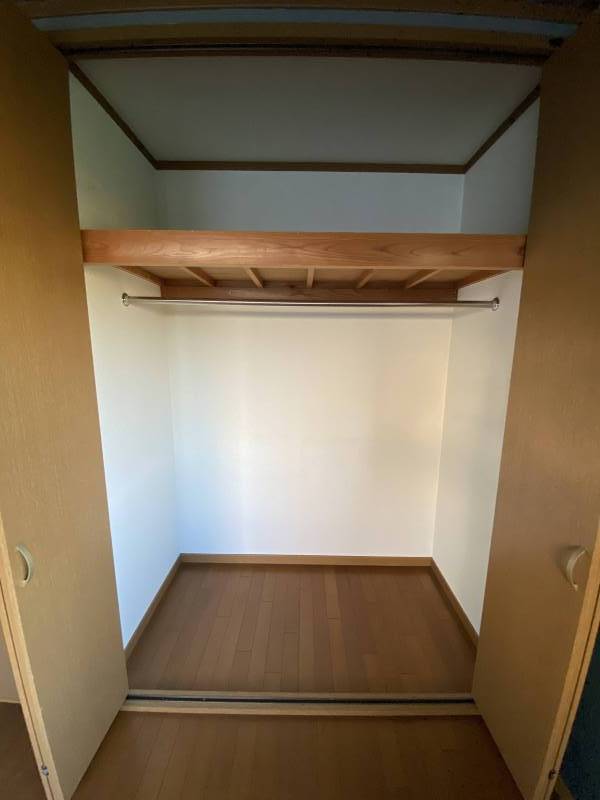 二階6畳のクローゼット（大型でハンガーポールが付いてます）