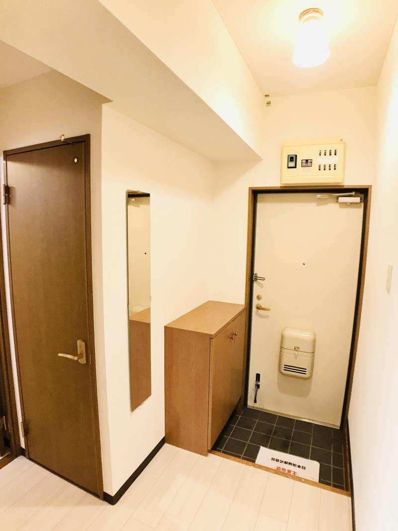 あると便利！玄関には大型鏡を設置しました♪