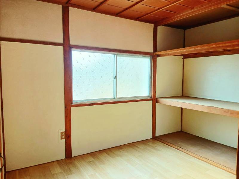 2階西側洋室。大きな押入れがあり、寝室としても使用できます。