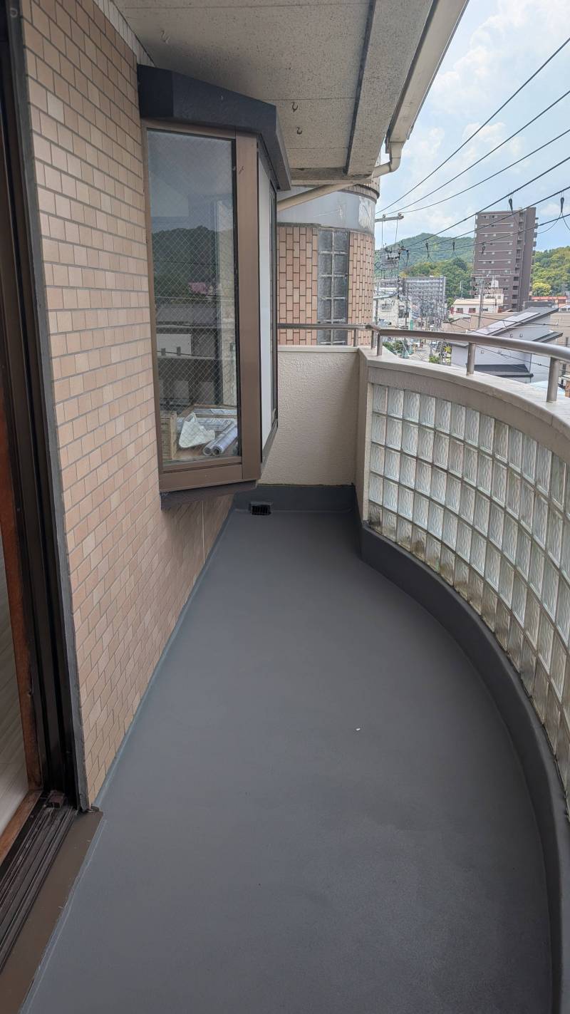 北側にもバルコニー、広々です。防水塗装もバッチリ！！