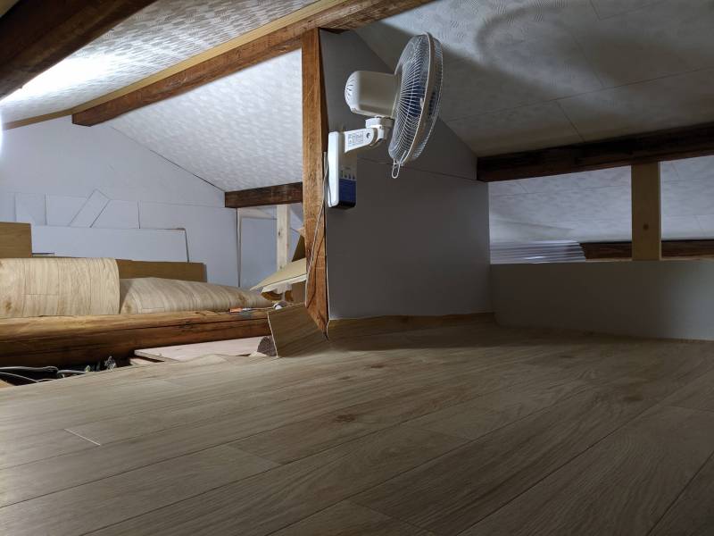 天井裏部屋があります。物入れや寝室にお使い下さい。