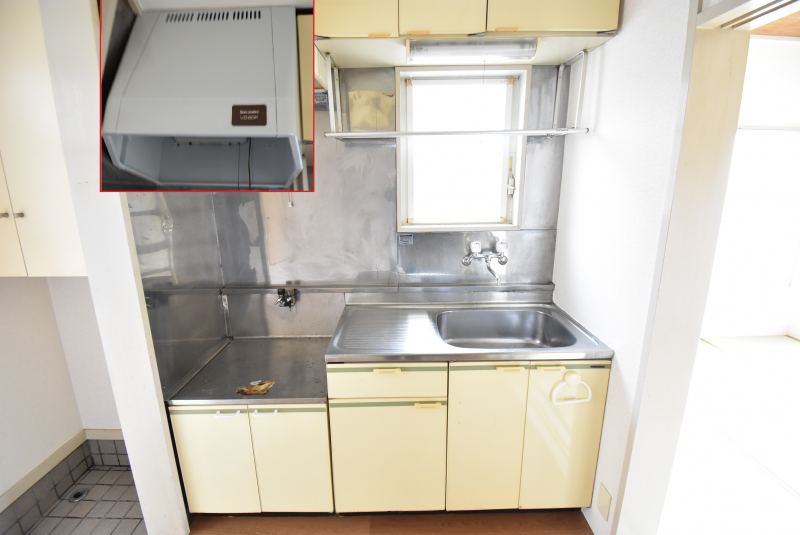 換気と採光ジャロジ―の付いたフルキッチン。