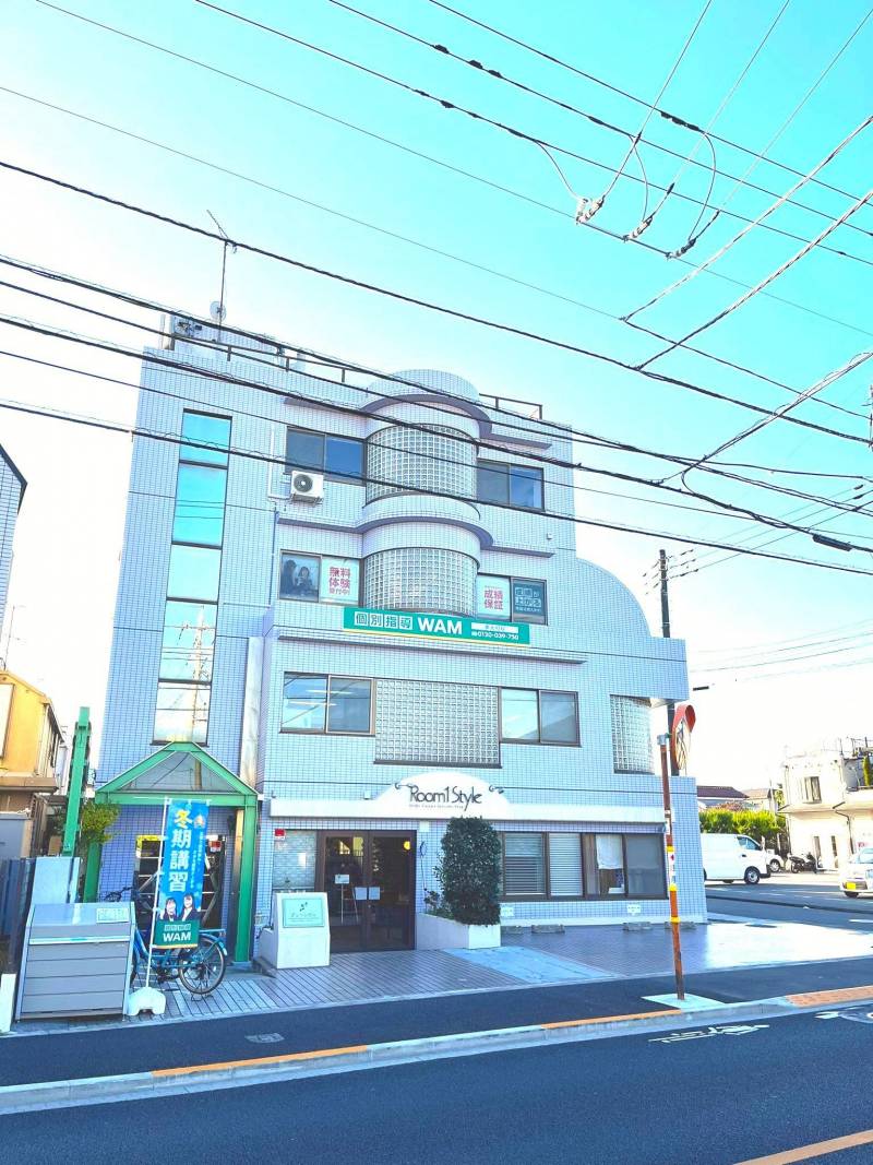 昼間の外観です。ガラスブロックが冴えています。青梅街道沿い。