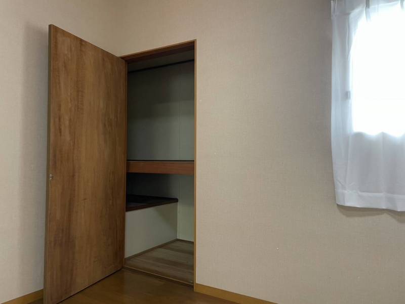 2階洋室の階段上収納。1Fの階段下収納と共に木がたっぷり！