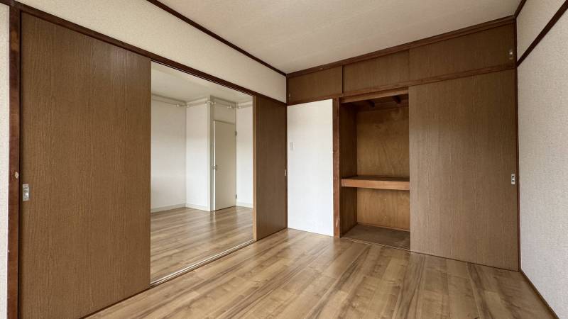 オールフローリングの明るい２DKの部屋。
