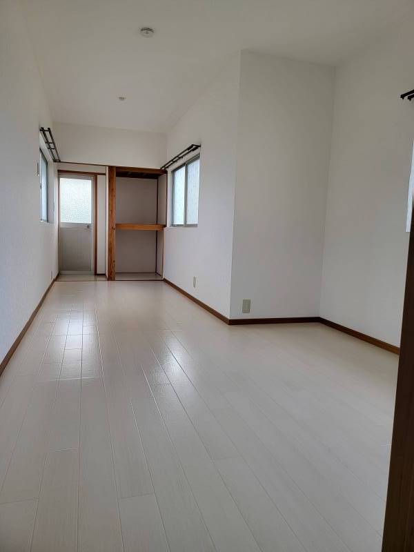 日当たり良好、各部屋に収納あり。