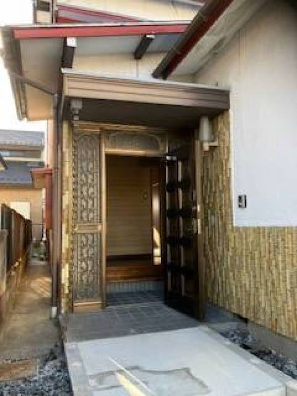 玄関の右壁にTVモニターホン