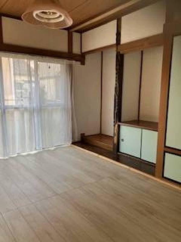 明るいフローリング板の床