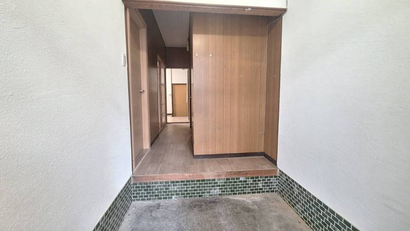 玄関は広く、下駄箱や収納を置いても大丈夫！