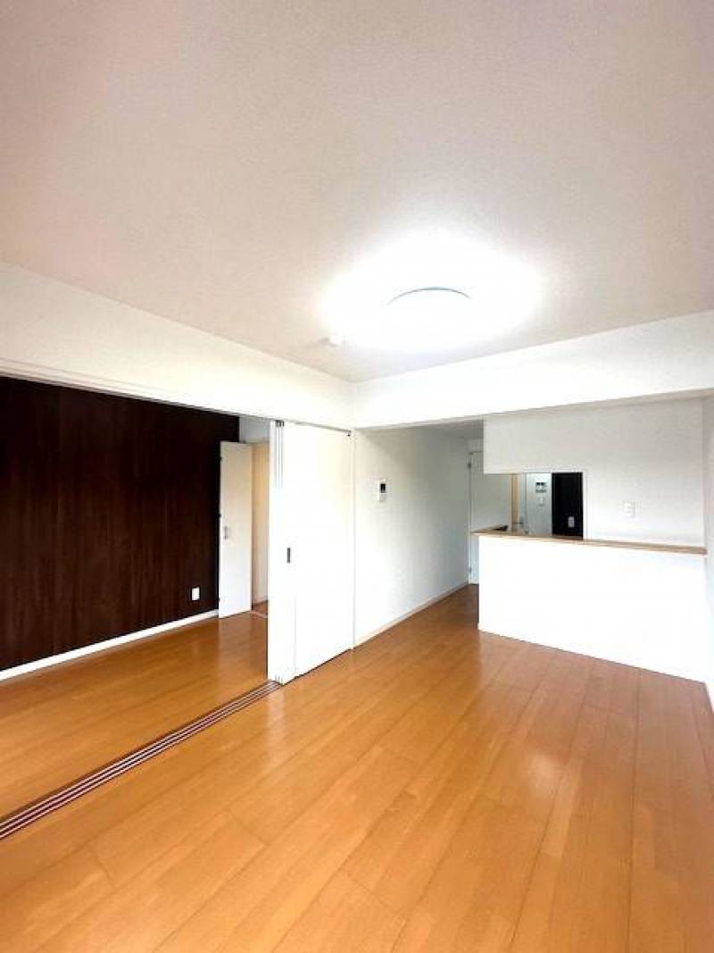 洋室の戸を開けておくとさらに広々とした空間になります♪