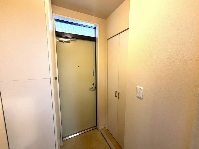 玄関の両側にシューズボックスとクローゼットの収納つき