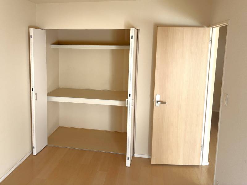 クローゼットは上下にわけて収納できます