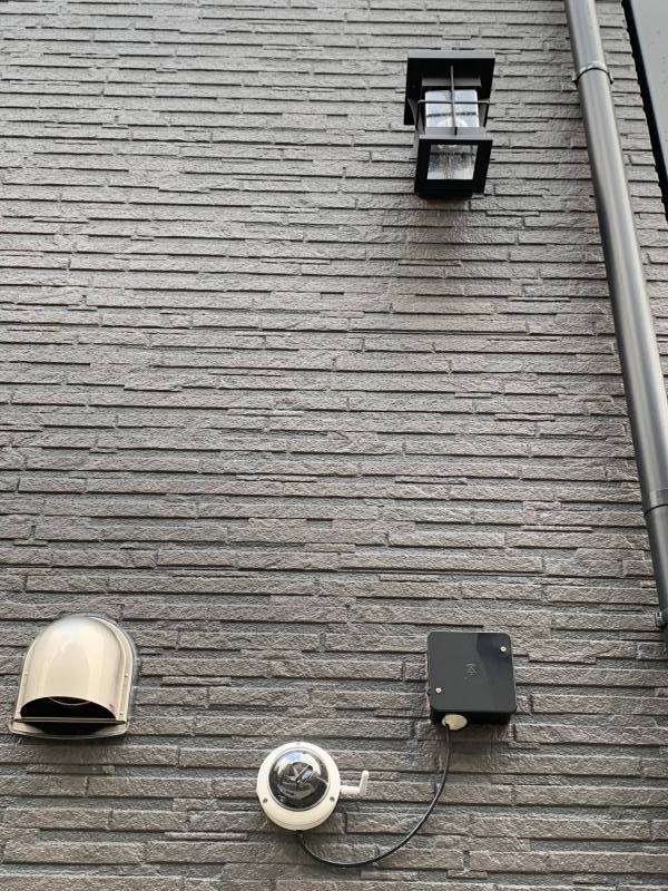 常時録画の防犯カメラと電球色LED外灯