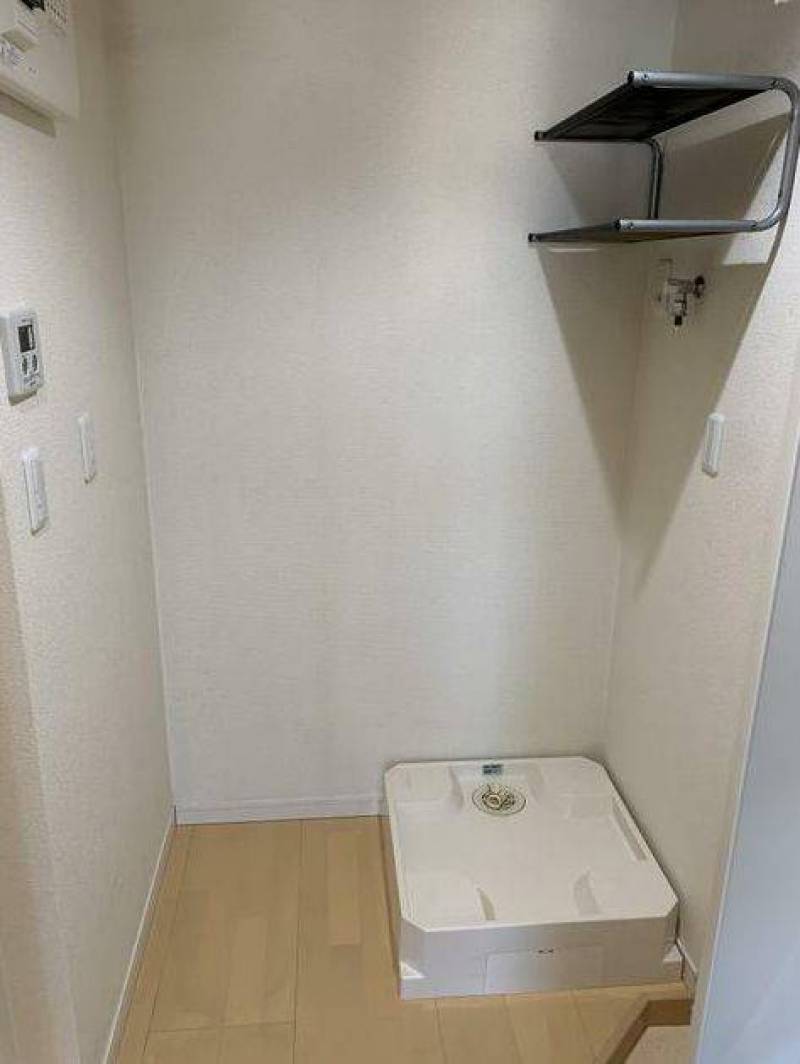 玄関脇に屋内洗濯機置き場