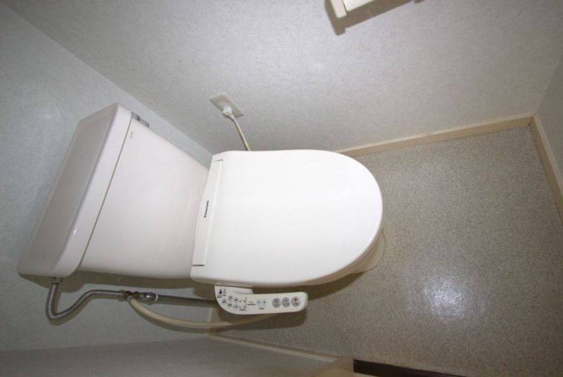 トイレ　温水洗浄便座付き。