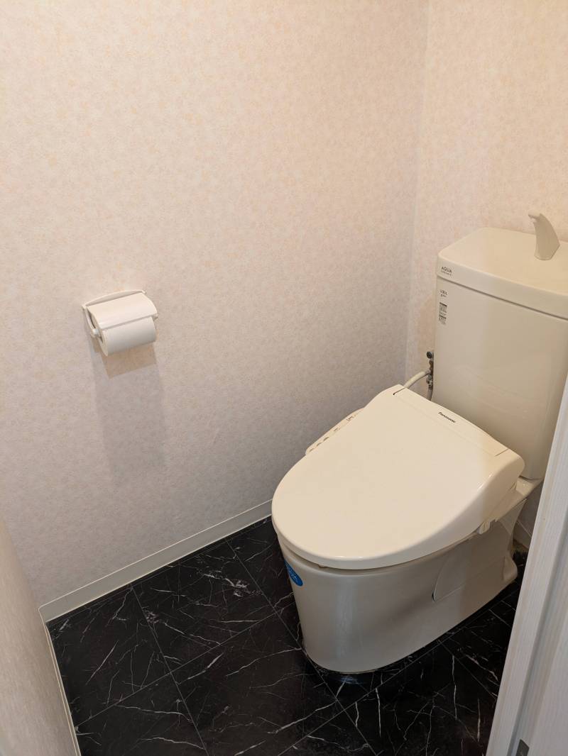 広めのトイレ！　洗浄便座付き！