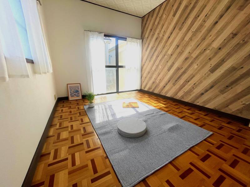 2階洋室　斜めのアクセントクロスで気分も上がる！