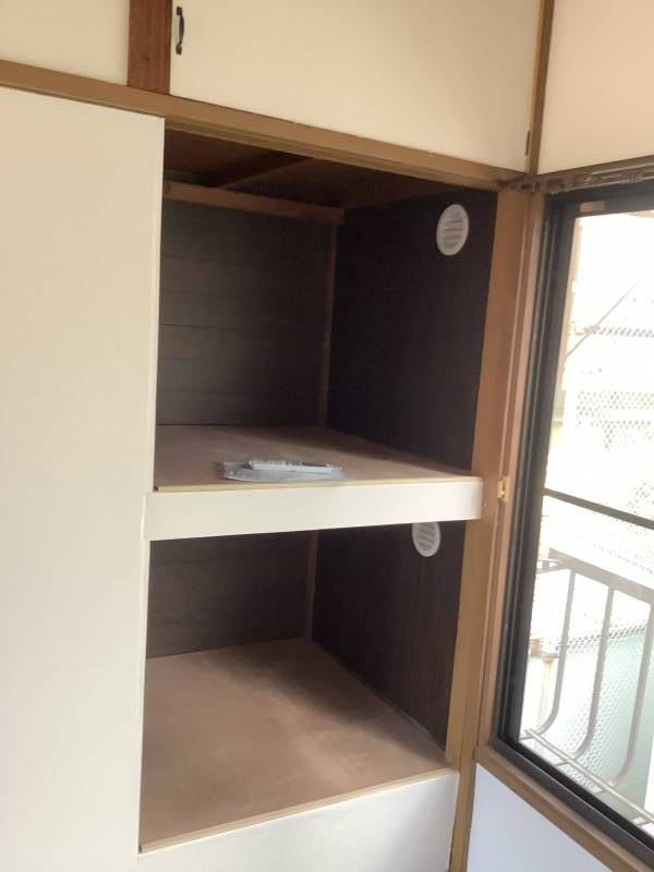 まずは1番のポイント、2階左上押入。
上下猫トイレ用換気口。
