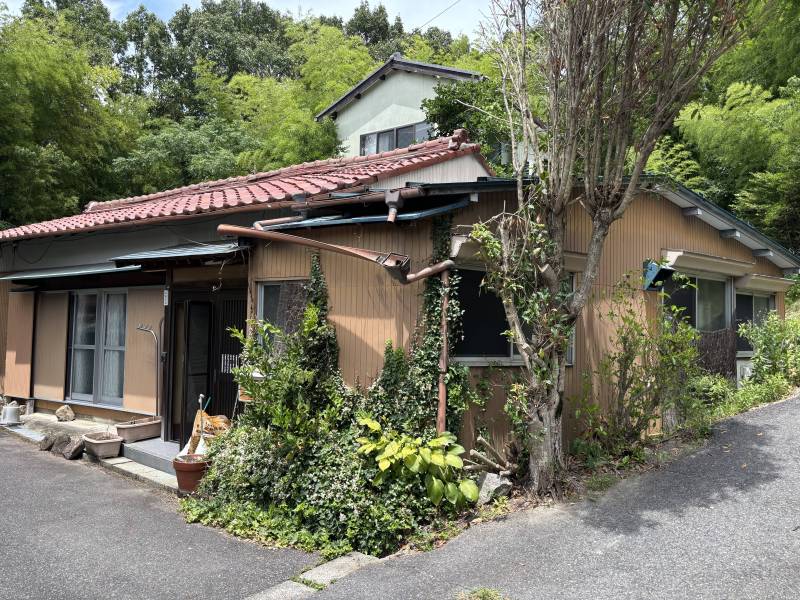 角地で日当たり良好です！縁側も付いた平屋建て古民家です！
