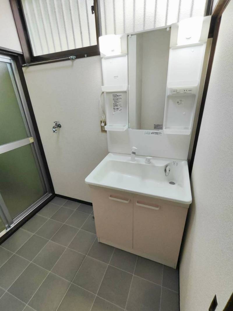 脱衣所、洗面台も広々していて綺麗です。