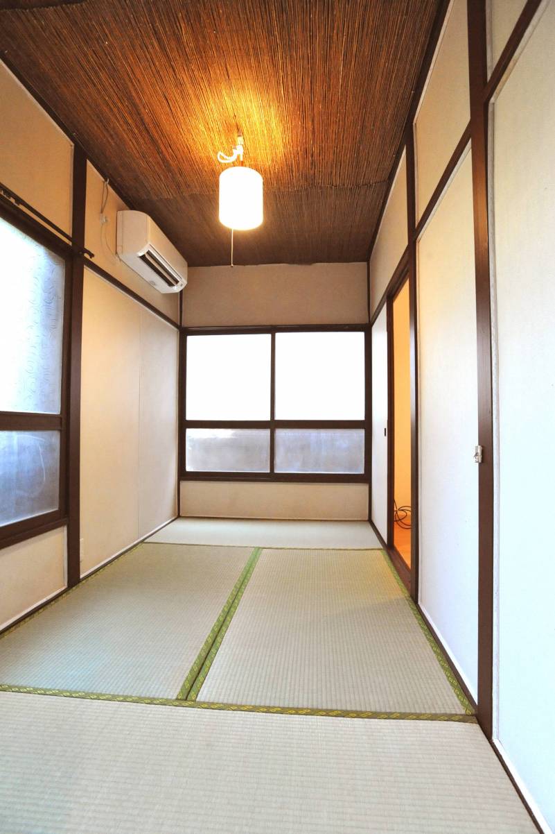 手前の4畳。二面彩光で明るいです