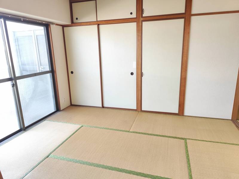 居室／大きい窓で明るい室内！