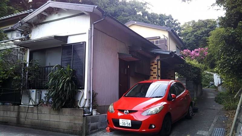 敷地内の隣家と愛車デミオ