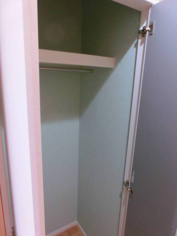 玄関付近の収納スペースです。掃除用具や日常品置き場に便利