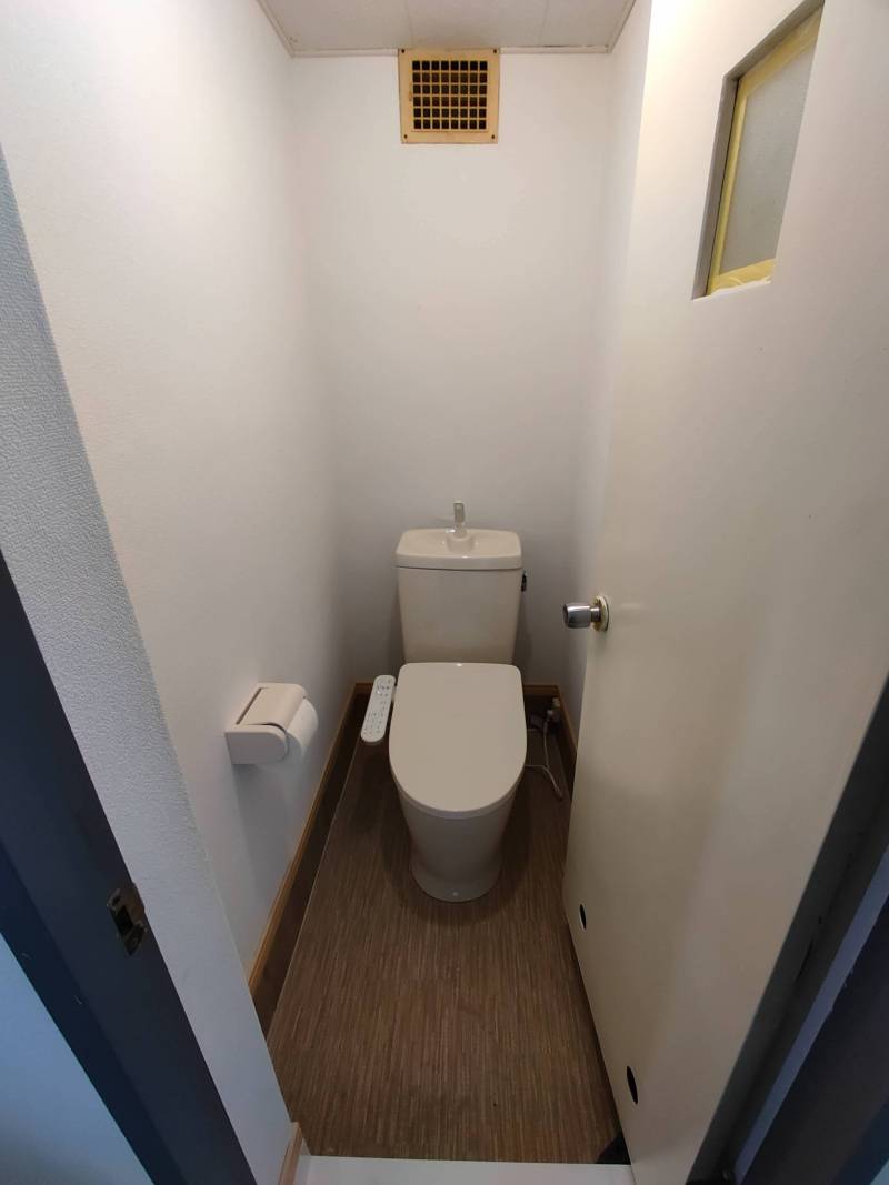 トイレはウォシュレット付温水便座になります(^^)