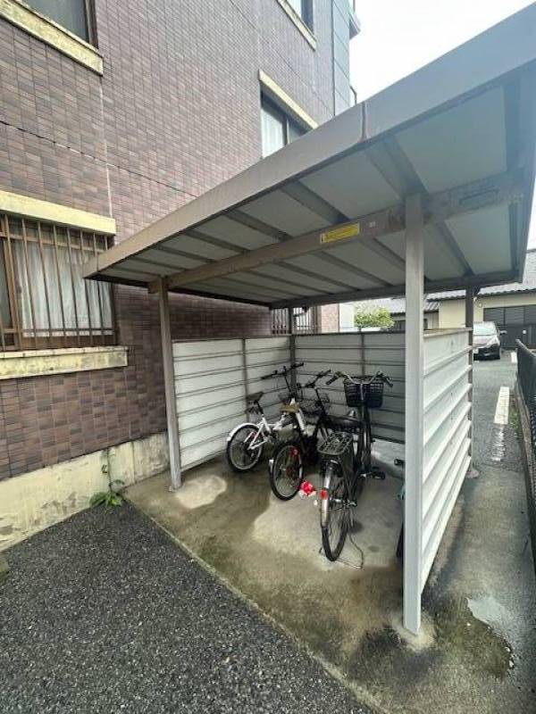 無料のバイク置場と駐輪場があります。