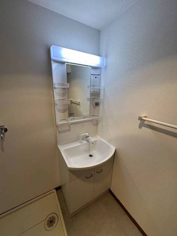 シャワー付洗面化粧台です。