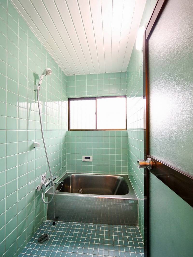 シャワー栓と追炊き機能付きの給湯システムは新品です。