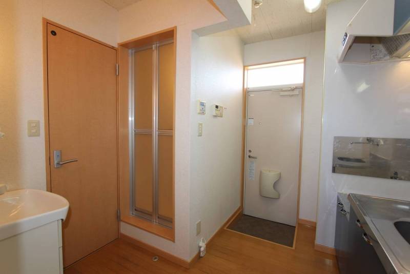 台所から玄関。