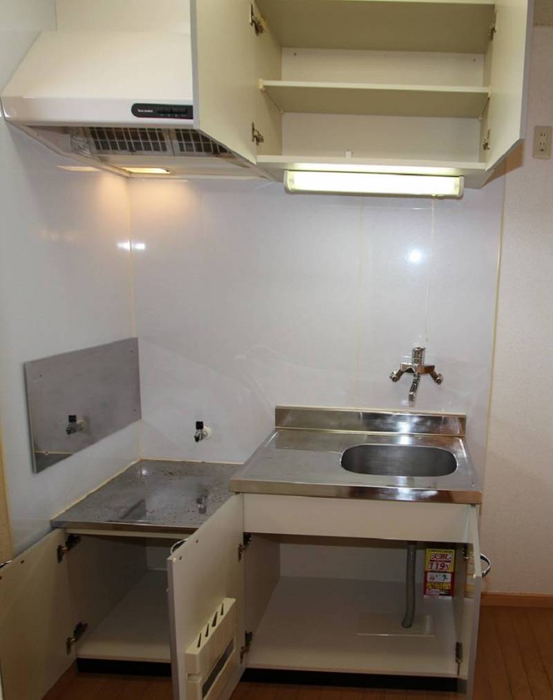 台所、収納庫内も綺麗な状態。
