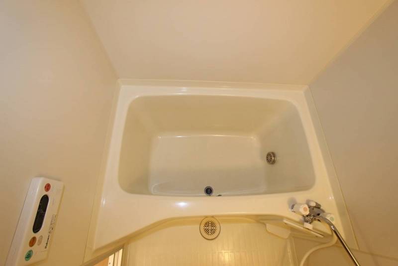 浴室、浴槽は綺麗な状態。
