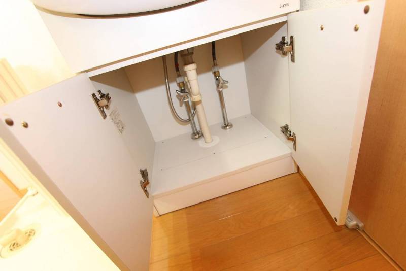 洗面台、収納庫内も綺麗な状態です。