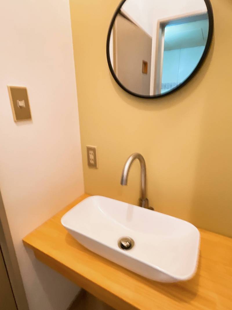 お洒落な洗面台でアクセントクロスが可愛い♪