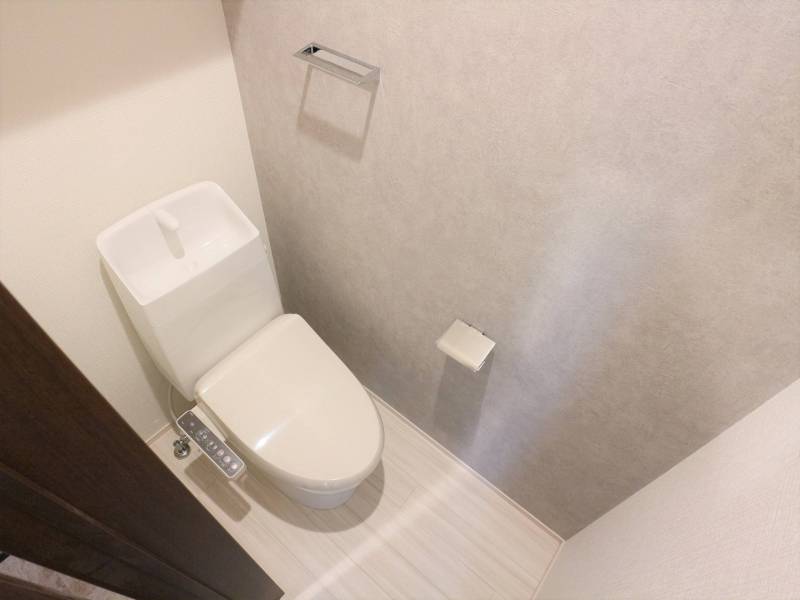 広々とした温水洗浄便座トイレです♪