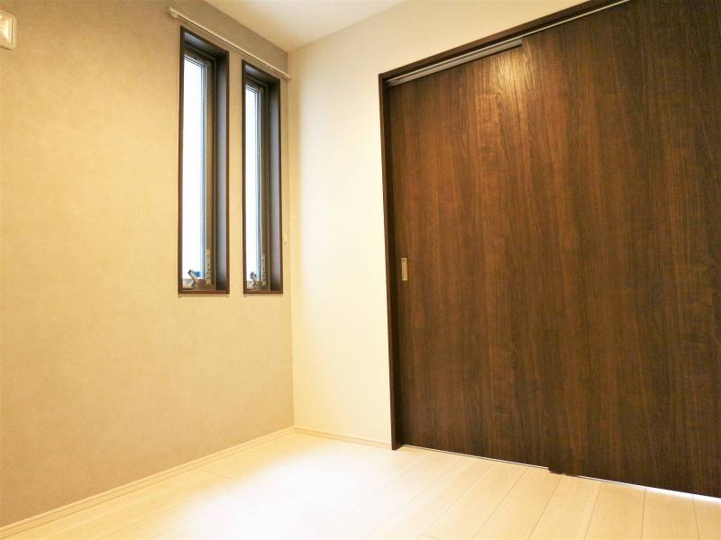 収納スペースが確保された寝室は独立しています♪