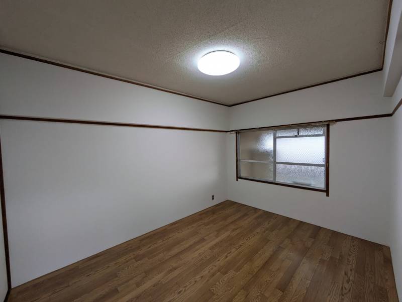 窓もあり、フローリングの温かみを感じる洋室です。