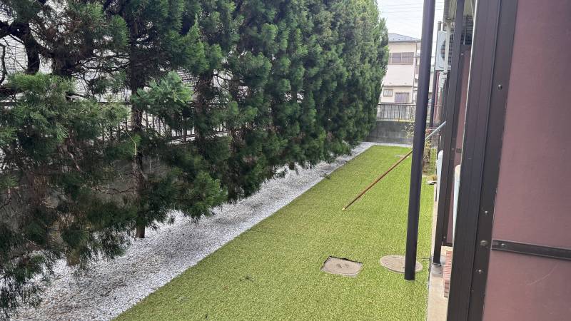 窓の向こうは人工芝と高木の緑です！